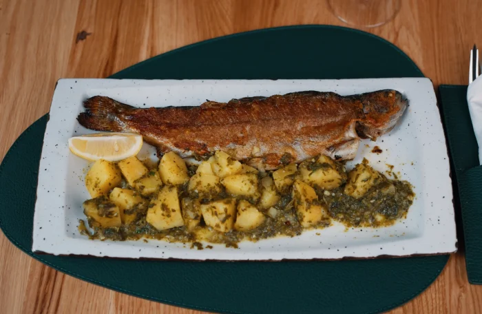 Pastrmka na žaru porcija