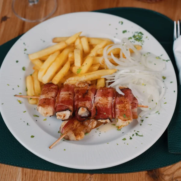 Pileći ražnjići u slanini