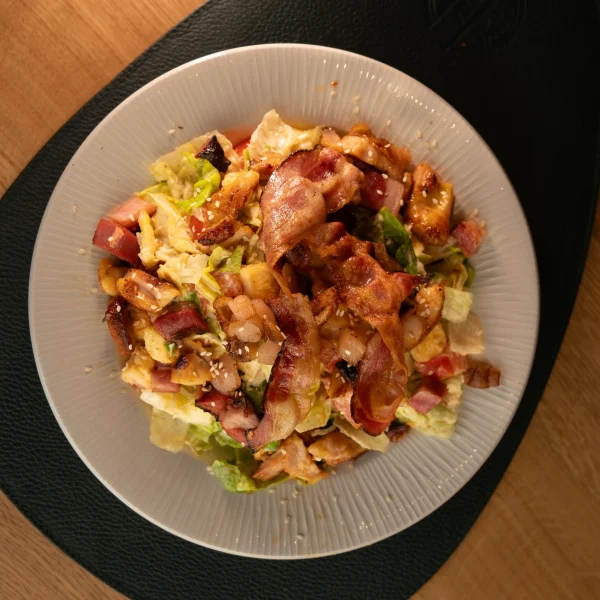 Domaća salata sa batakom i susamom