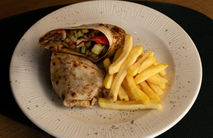 Domaća tortilja sa piletinom i grilovanim povrćem